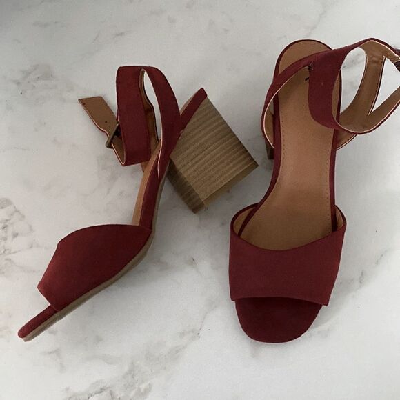 Universal thread platform sandals NWOT - Picture 2 of 5